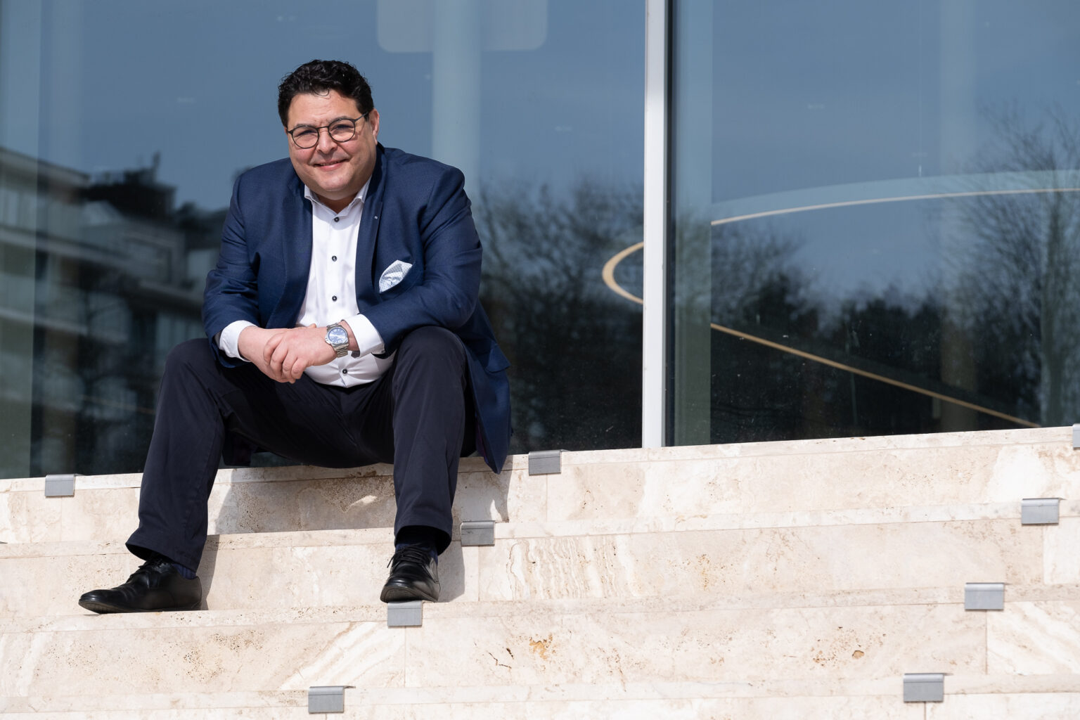 Sami Souguir op de trappen van het Stadskantoor in Gent